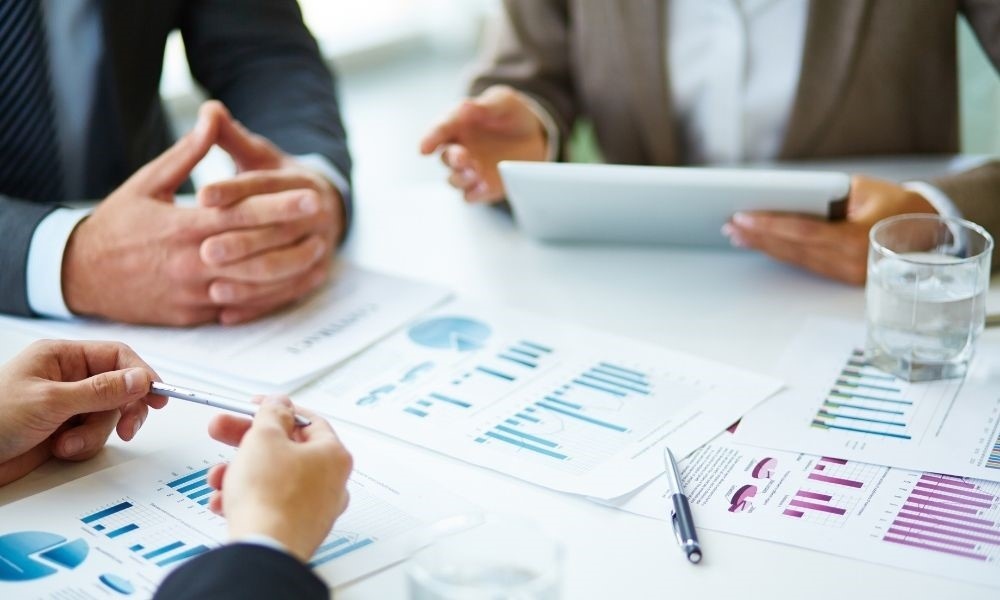 Bí mật kinh doanh tạo nên sự thành công. Do đó, trong điều khoản ký kết hợp đồng lao động nhiều doanh nghiệp sẽ lồng ghép việc cam kết không làm việc cho đối thủ cạnh tranh.