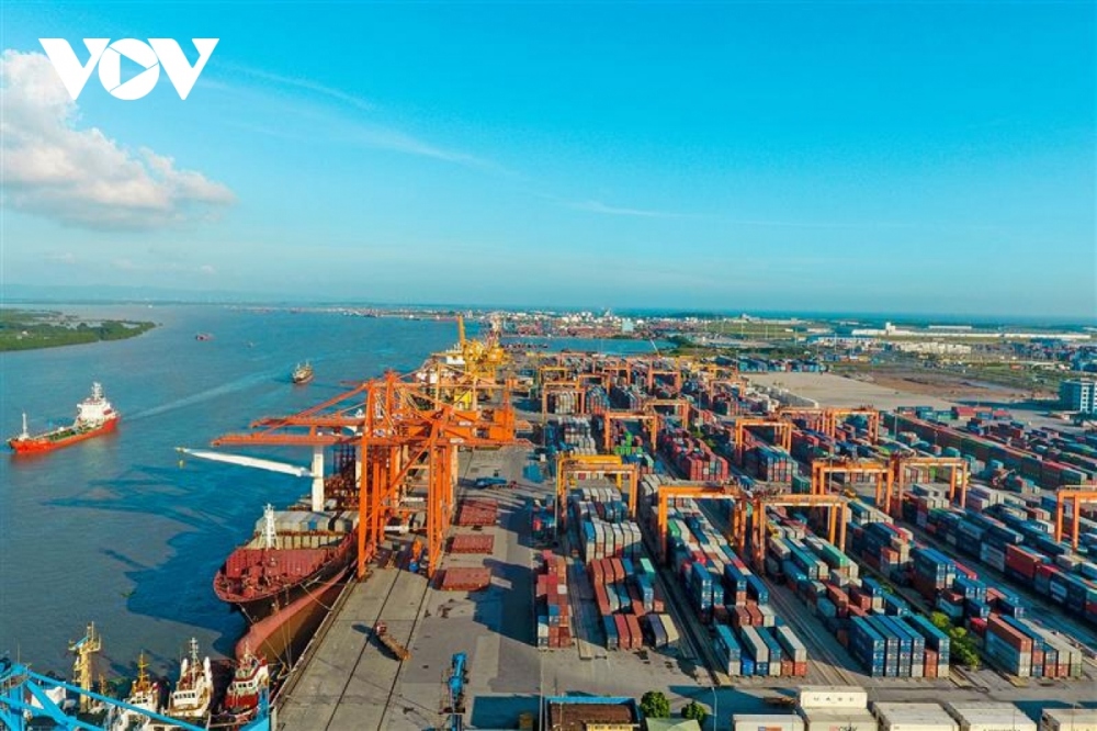 Bốc xếp dỡ hàng hóa container tại cảng Hải Phòng của Tổng công ty Hàng hải Việt Nam. 