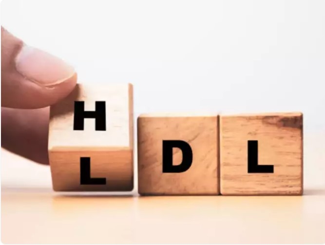 Ngoài ra, hút thuốc làm tổn thương mạch máu và làm giảm cholesterol HDL. Do đó nên bỏ hút thuốc là một bước quan trọng để cải thiện sức khỏe tim mạch. Cân nặng dư thừa, đặc biệt là quanh vùng bụng, có liên quan đến mức cholesterol cao hơn.