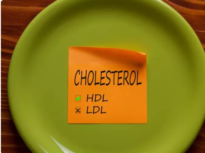 Cholesterol là gì? Cholesterol là chất béo cần thiết cho việc sản xuất hormone, vitamin D và axit mật cần thiết cho quá trình tiêu hóa. Nó được vận chuyển trong máu bởi các lipoprotein, chủ yếu là lipoprotein mật độ thấp (LDL) và lipoprotein mật độ cao (HDL). Cholesterol LDL thường được gọi là cholesterol “xấu” vì mức độ cao có thể góp phần tích tụ mảng bám trong động mạch, trong khi cholesterol HDL được coi là “tốt” vì nó giúp loại bỏ LDL khỏi máu. Duy trì sự cân bằng giữa cholesterol LDL và HDL là rất quan trọng đối với sức khỏe tim mạch và để làm được điều đó bạn cần xác định các dấu hiệu cảnh báo.