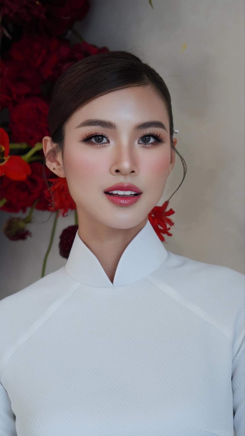 Sau cuộc thi Hoa hậu Hoàn vũ Việt Nam - Miss Cosmo Vietnam 2023 không lâu, người đẹp Cao Thiên Trang khiến fan sắc đẹp bất ngờ khi đăng ảnh được cầu hôn. Hôm nay, người đẹp đã chính thức làm lễ ăn hỏi tại gia trong tà áo dài trắng tinh khôi.