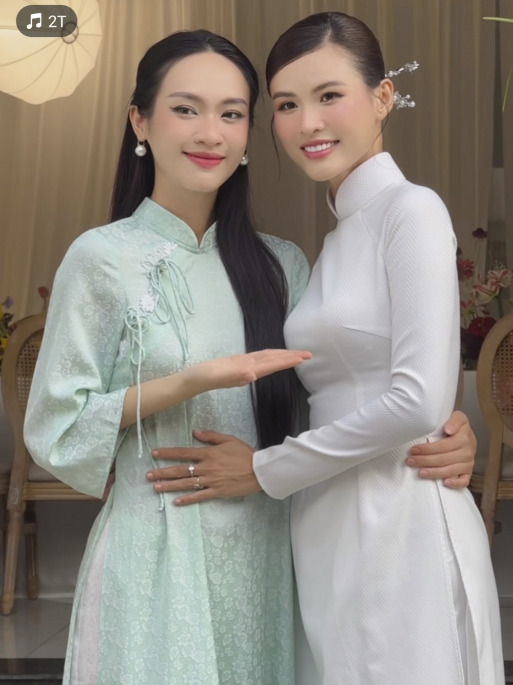 Vũ Thúy Quỳnh cũng có mặt làm phù dâu trong ngày trọng đại của người chị thân thiết.