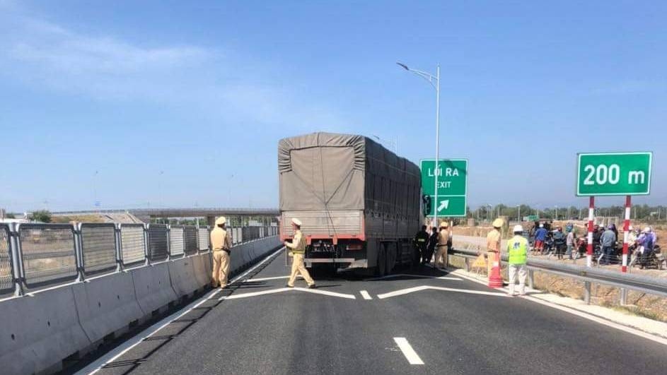 Lực lượng chức năng có mặt tại hiện trường để xử lý vụ việc. Ảnh: B.H