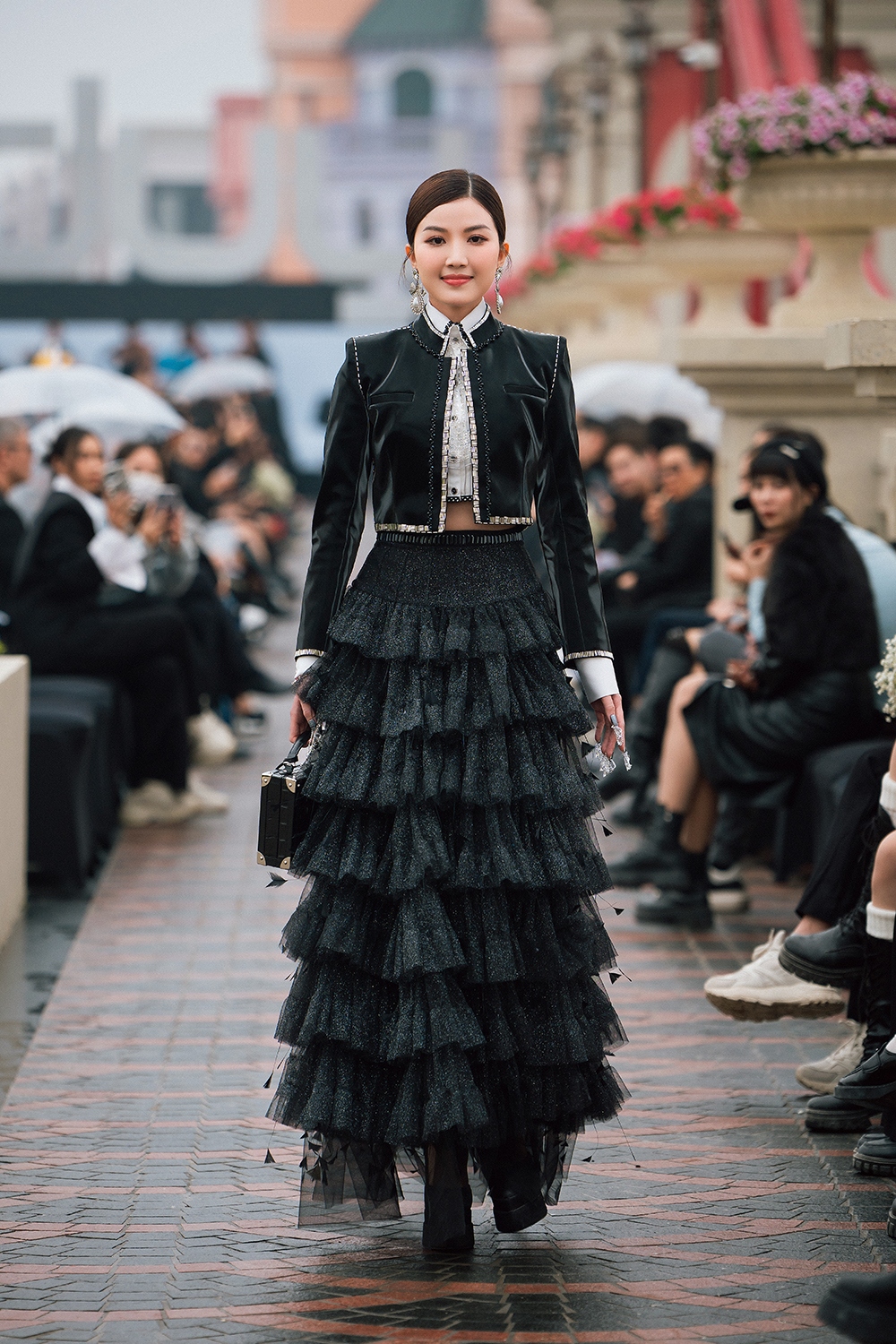 Nối gót Thùy Anh, diễn viên Lương Thanh thể hiện sự đối lập khi catwalk với bộ trang phục màu đen, điểm nhấn hai chiếc crop top kết hợp chân váy maxi.