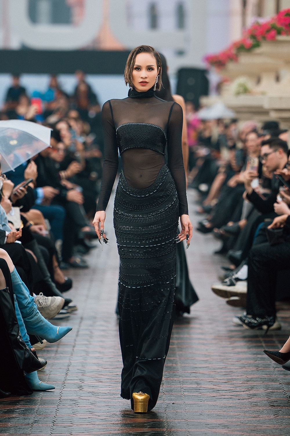 Siêu mẫu Phương Mai sải bước cuốn hút trên sàn catwalk.