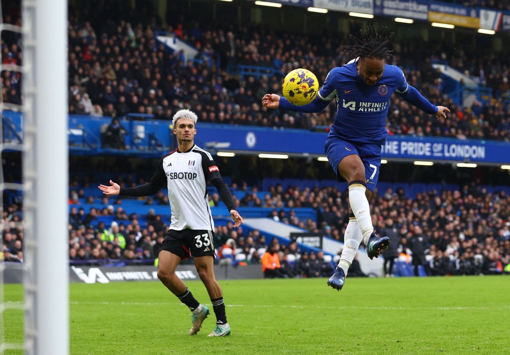 Chelsea có quyền tiếc nuối khi bóng 2 lần tìm đến cột dọc sau những cú dứt điểm của Raheem Sterling và Conor Gallagher trong hiệp 2.