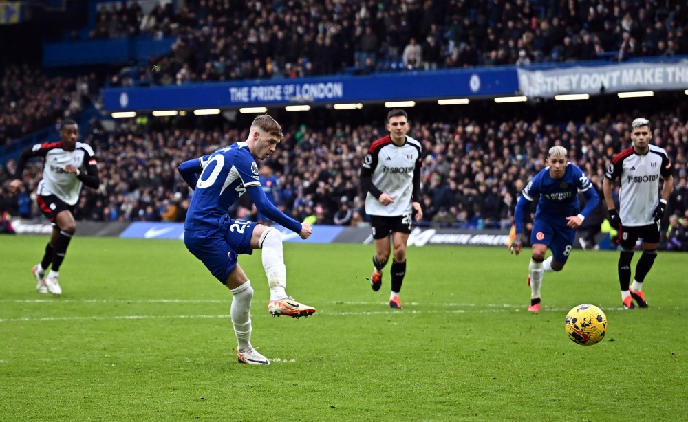 Cole Palmer thực hiện thành công quả phạt đền ở phút 45+4 sau khi Raheem Sterling bị Issa Diop phạm lỗi trong vòng cấm Fulham.