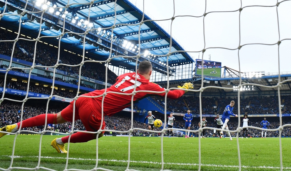 Cú sút 11m của Cole Palmer đã đánh lừa được thủ môn Bernd Leno.