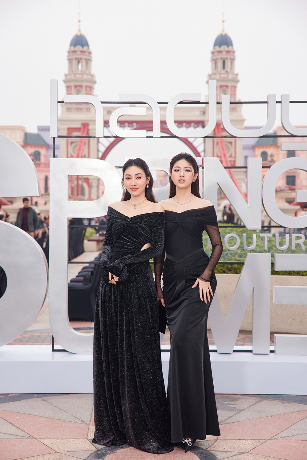 Hai chị em Á hậu Trà My - Thanh Tú diện đầm đen sang trọng.