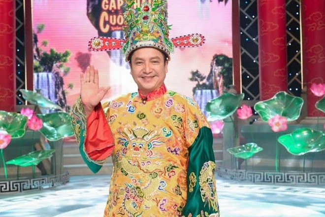 Sau nhiều đồn đoán, thông tin và hình ảnh chính thức của Táo Quân 2024 cho thấy sự vắng mặt của những gương mặt trụ cột đã gắn bó với chương trình 2 thập kỷ qua như NSND Tự Long, NSND Xuân Bắc, NSƯT Chí Trung, Vân Dung... thay vào đó là những gương mặt mới. NSƯT Chí Trung chia sẻ: "Chúng tôi, những nghệ sĩ đã gắn bó trên dưới 20 năm với chương trình Táo Quân đều rất yêu mến đạo diễn Đỗ Thanh Hải, yêu mến Táo Quân và khán giả. Vì thế chúng tôi mong mỏi có chương trình mà kịch bản khác hẳn những năm trước. Tuy nhiên, 2 ngày ngồi bàn bạc về kịch bản, chúng tôi dù không ai bảo ai đều thấy nội dung như vậy sẽ không vượt qua được chính mình. Do vậy chúng tôi quyết định dừng, để các Táo trẻ thể hiện, rất mong có sự đổi mới trong cách thể hiện".
Nghệ sĩ cho biết năm nay sẽ xem chương trình Táo Quân, xem thế hệ trẻ thể hiện và sẽ có đóng góp ý kiến và nếu có cơ hội ở Táo Quân 2025, Táo Quân 2026... anh vẫn sẽ tham gia. (Nguồn: VietNamNet)
