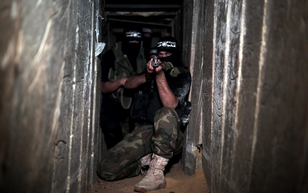 Chiến binh Hamas trong đường hầm ở Gaza. Ảnh: Reuters.