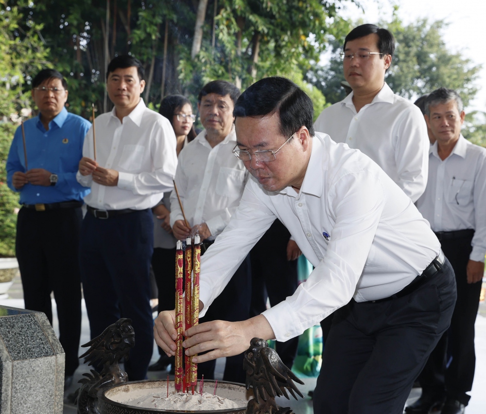 Chủ tịch nước Võ Văn Thưởng dâng hương tại phần mộ Cụ Phó bảng Nguyễn Sinh Sắc trong khuôn viên khu Di tích.
