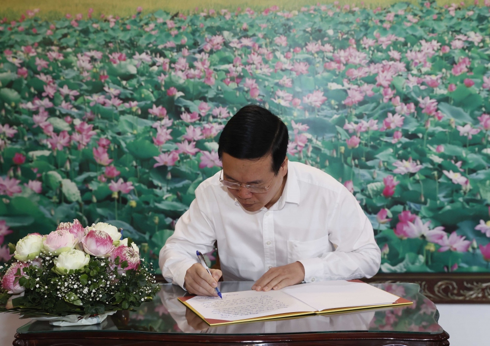 "Lòng yêu nước, thương dân sâu sắc cùng tài năng, đức độ của người cha – Cụ Phó bảng Nguyễn Sinh Sắc – đã góp phần hình thành tư tưởng, đạo đức và phong cách Hồ Chí Minh".
