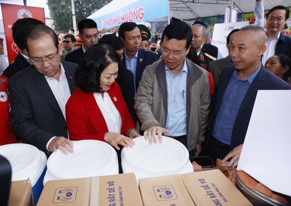 Chủ tịch nước Võ Văn Thưởng nghe giới thiệu về một số sản phẩm đặc trưng của huyện Thanh Chương