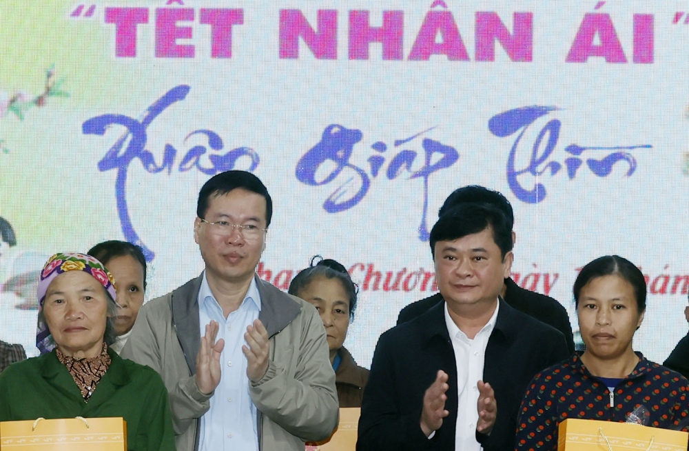 Chủ tịch nước Võ Văn Thưởng tặng quà các hộ gia đình người có công, hộ nghèo huyện Thanh Chương