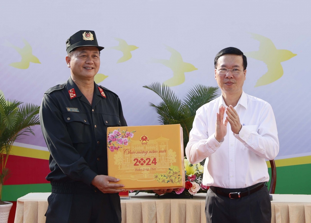 Chủ tịch nước Võ Văn Thưởng tặng quà động viên lực lượng Cảnh sát cơ động tỉnh Đồng Tháp.