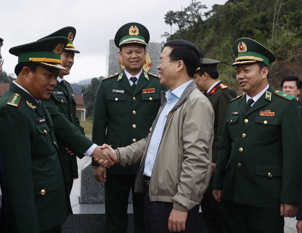 Chủ tịch nước Võ Văn Thưởng thăm, chúc Tết cán bộ, chiến sĩ tại Đồn Biên phòng cửa khẩu Thanh Thủy