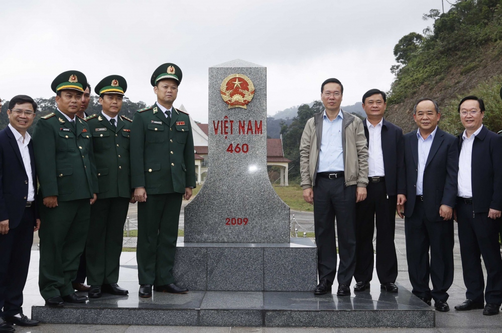 Chủ tịch nước Võ Văn Thưởng thăm cột mốc biên giới mà Đồn Biên phòng cửa khẩu Thanh Thủy được giao quản lý, bảo vệ