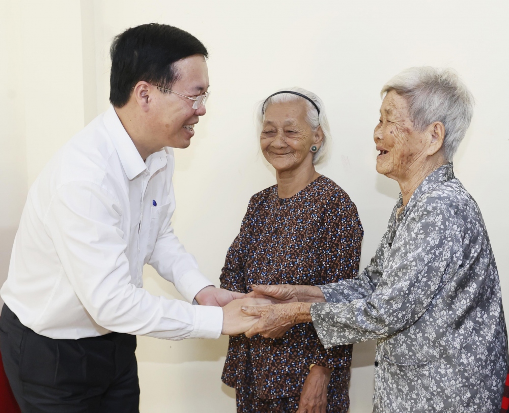 Chủ tịch nước Võ Văn Thưởng thăm hỏi, động viên bà con nhân dân các huyện Hồng Ngự, Tân Hồng và Thành phố Hồng Ngự.