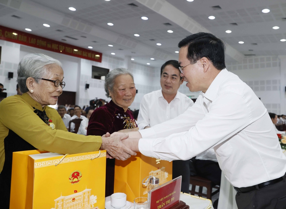 Chủ tịch nước Võ Văn Thưởng thăm hỏi, tặng quà các Mẹ Việt Nam anh hùng tỉnh Hậu Giang
