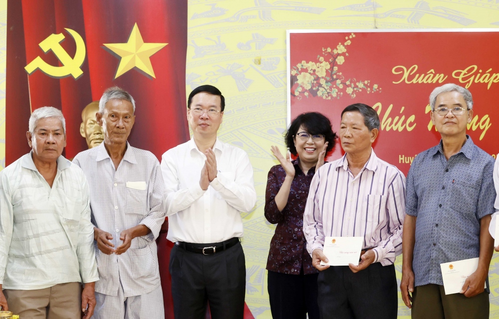 Chủ tịch nước Võ Văn Thưởng trao quà Tết tặng các hộ gia đình chính sách, hộ nghèo.