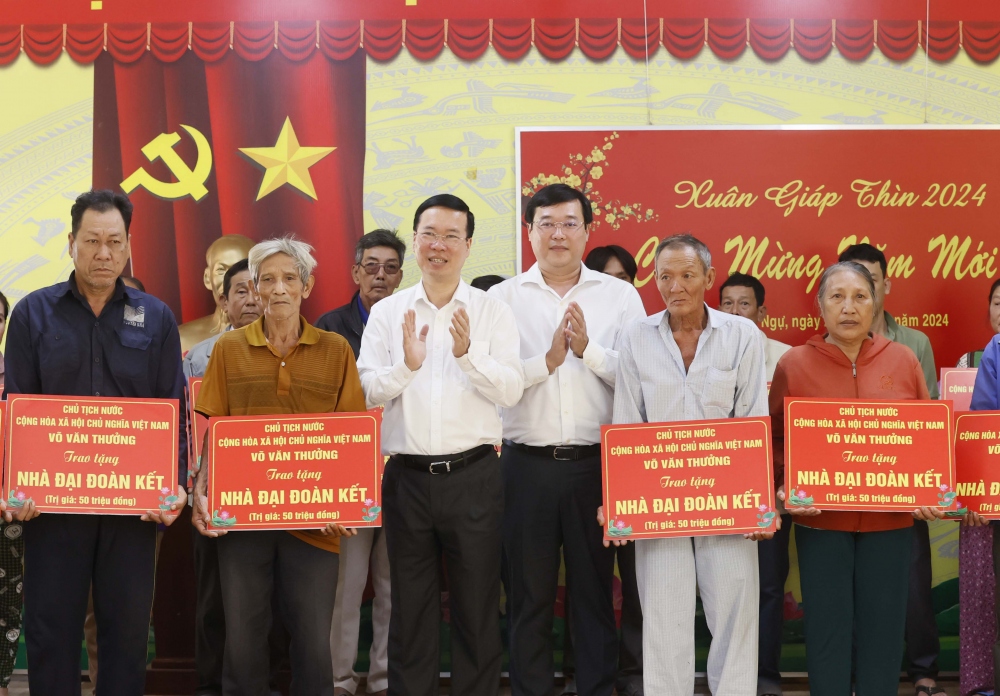 Chủ tịch nước Võ Văn Thưởng và các đơn vị chức năng trao nhà Đại đoàn kết tặng các hộ gia đình khó khăn về nhà ở.