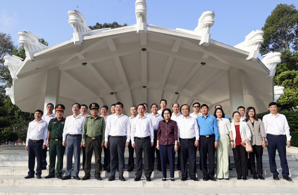 Chủ tịch nước Võ Văn Thưởng và đoàn chụp ảnh chung tại Khu Di tích Cụ Phó bảng Nguyễn Sinh Sắc.