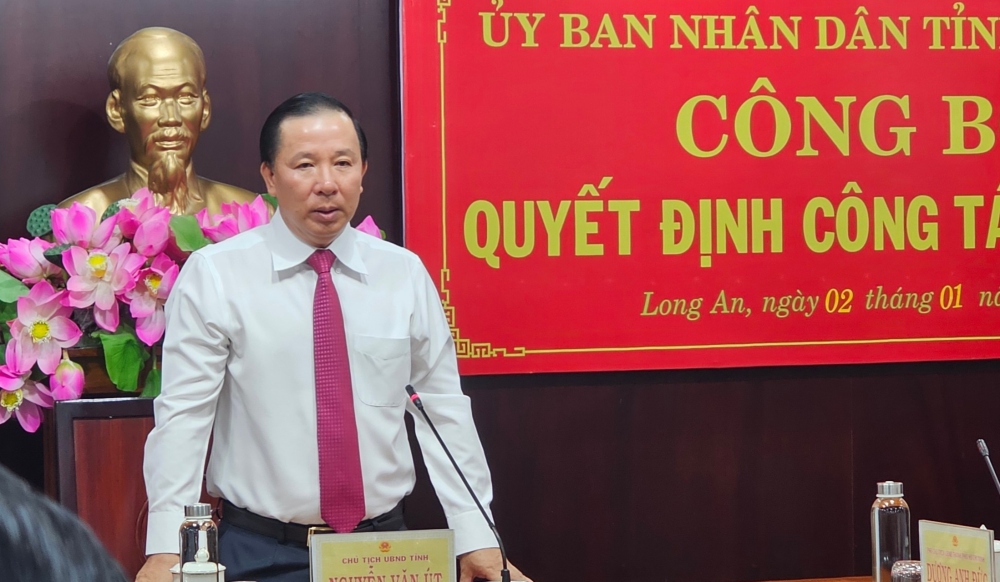 Chủ tịch UBND tỉnh Long An Nguyễn Văn Út phát biểu giao nhiệm vụ. Ảnh Nguyễn Quang