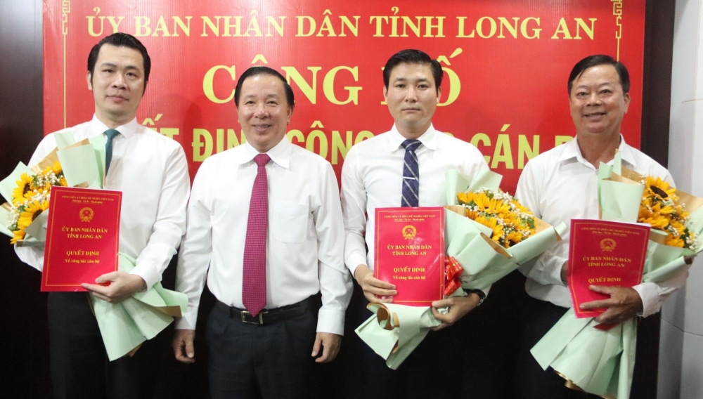 Chủ tịch UBND tỉnh Long An Nguyễn Văn Út trao quyết định cho các cán bộ. Ảnh: Nguyễn Quang