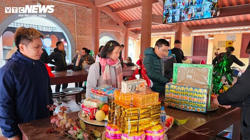 Không còn những mâm lễ bạc triệu như thời kỳ ăn nên làm ra, những ngày cuối năm, các “con nợ” đi trả lễ Bà Chúa Kho cũng chỉ sắm sửa lễ mọn trả nợ Bà Chúa
