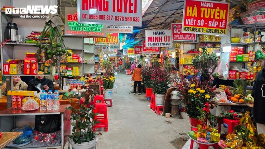 Khu vực sắm lễ vắng người, không còn những mâm lễ tiền triệu như trước