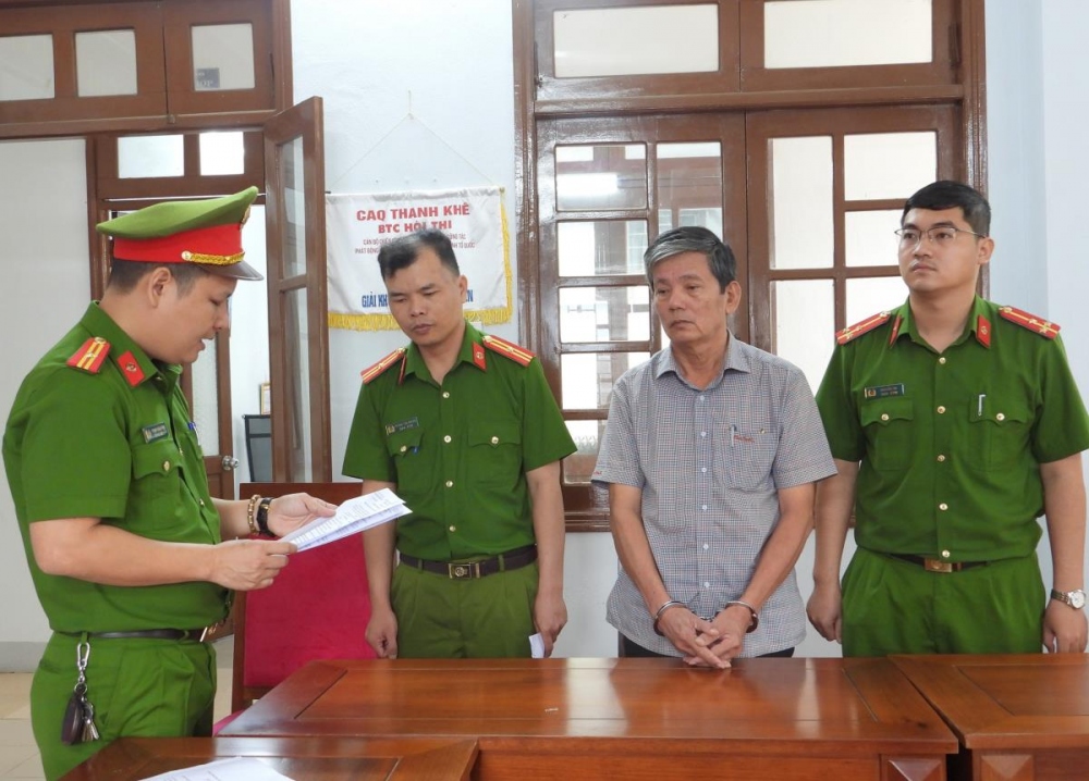 Cơ quan Cảnh sát điều tra Công an thành phố Đà Nẵng tống đạt quyết định khởi tố, bắt tạm giam đối với Đinh Ngọc Bình.