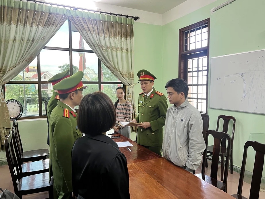 Cơ quan chức năng thi hành lệnh khởi tố, bắt giam Đào Xuân Hùng (mặc áo ấm trắng xám). Ảnh: Công an Quảng Trị