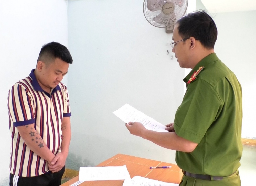 Cơ quan CSĐT Công an TP Đà Nẵng tống đạt quyết định với Vương Quang Hiệp.