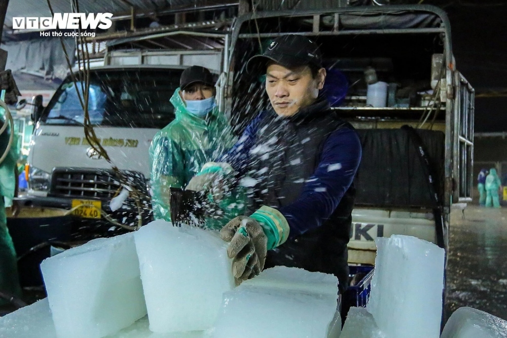 Workers are busy at night at Yen So market.