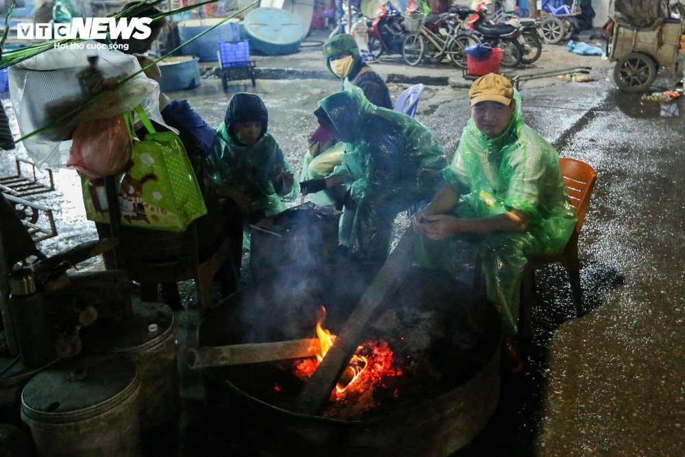 Traders burn a fire as a means of keeping warm at Yen So market.
