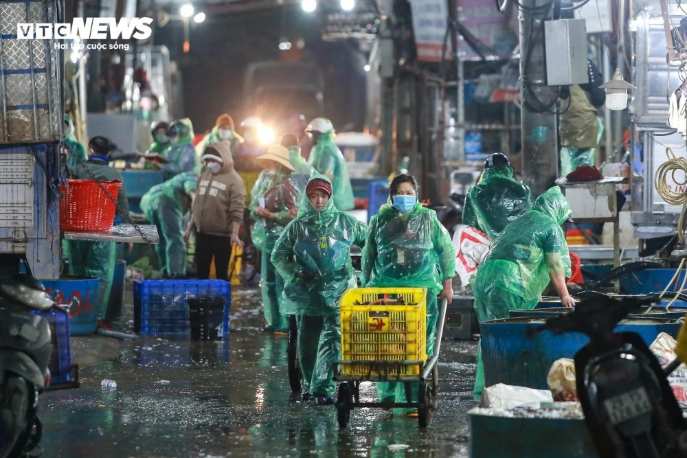 Despite enduring chilly days, traders brave the freezing cold weather to make a living. They cover themselves up to cope with the temperatures which drop to as low as nine degrees Celsius at night.