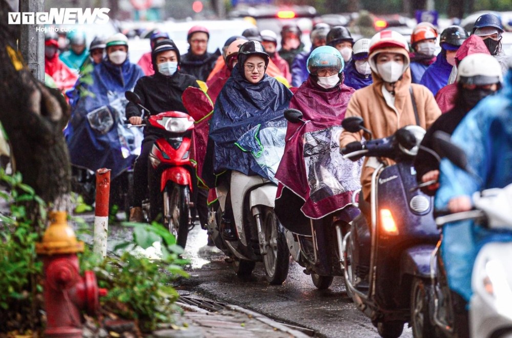 Some people choose to wear raincoats as they battle against the cold air and drizzly conditions on the morning of January 22.