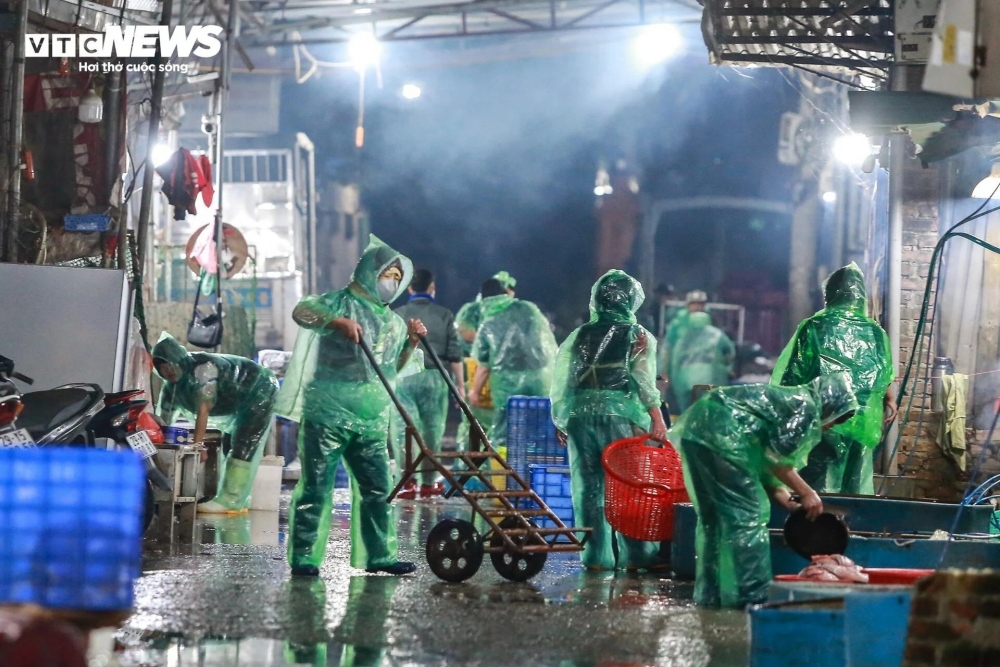 The fish market opens for 24 hours a day, but it is usually most crowded from midnight to 6 a.m.