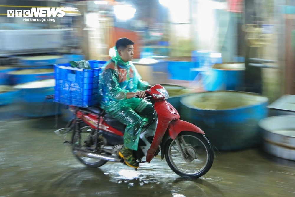 Every day more than 100 tonnes of fish are delivered throughout the capital and to several neighbouring areas from this market.