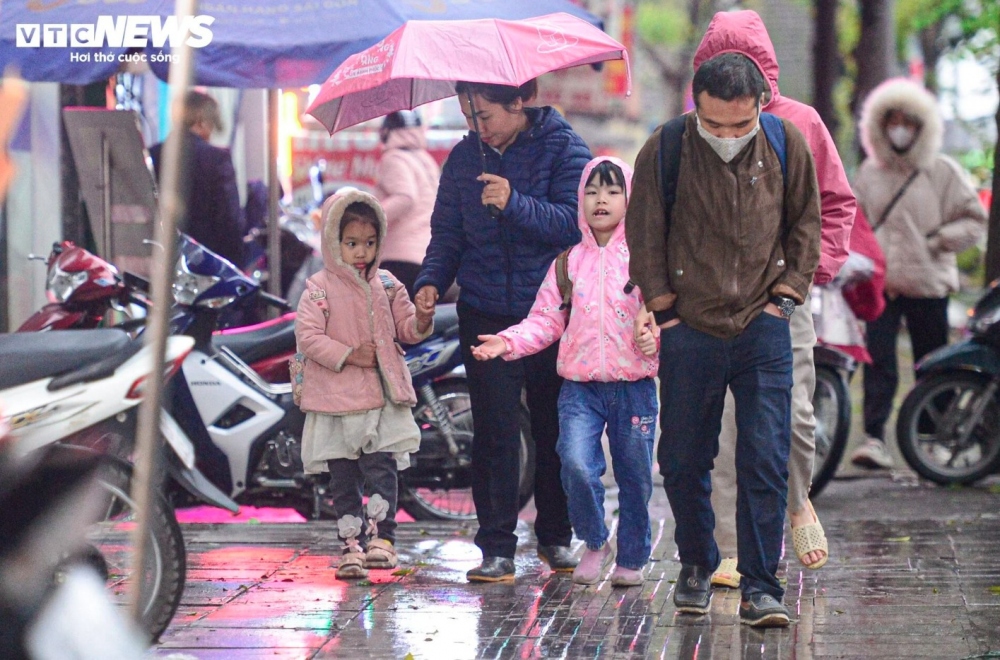 If temperatures fall below 10 degrees Celsius, schools are required to suspend classes for kindergartens and primary school students in order to prevent them from being exposed to the cold weather.