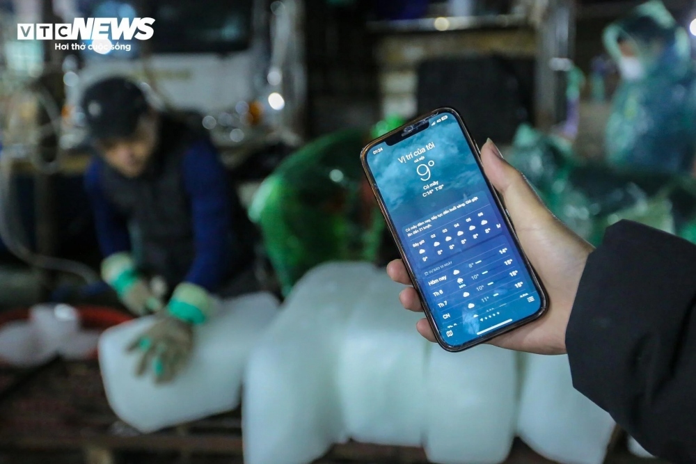 The temperature falls to nine degrees Celsius at 1 a.m. on January 25.