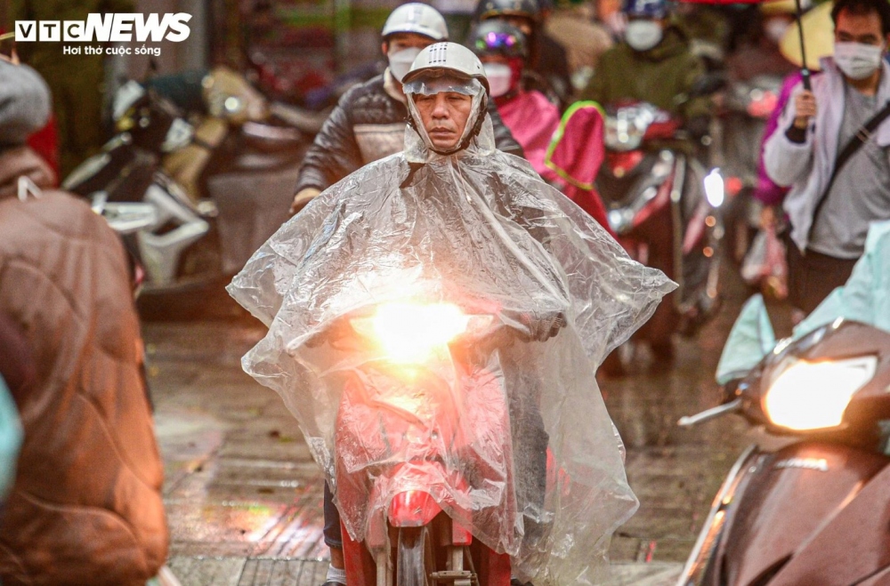 Low temperatures are accompanied by spells of drizzle which strike the capital on January 22, causing plenty of difficulties for commuters as they head to work or school.