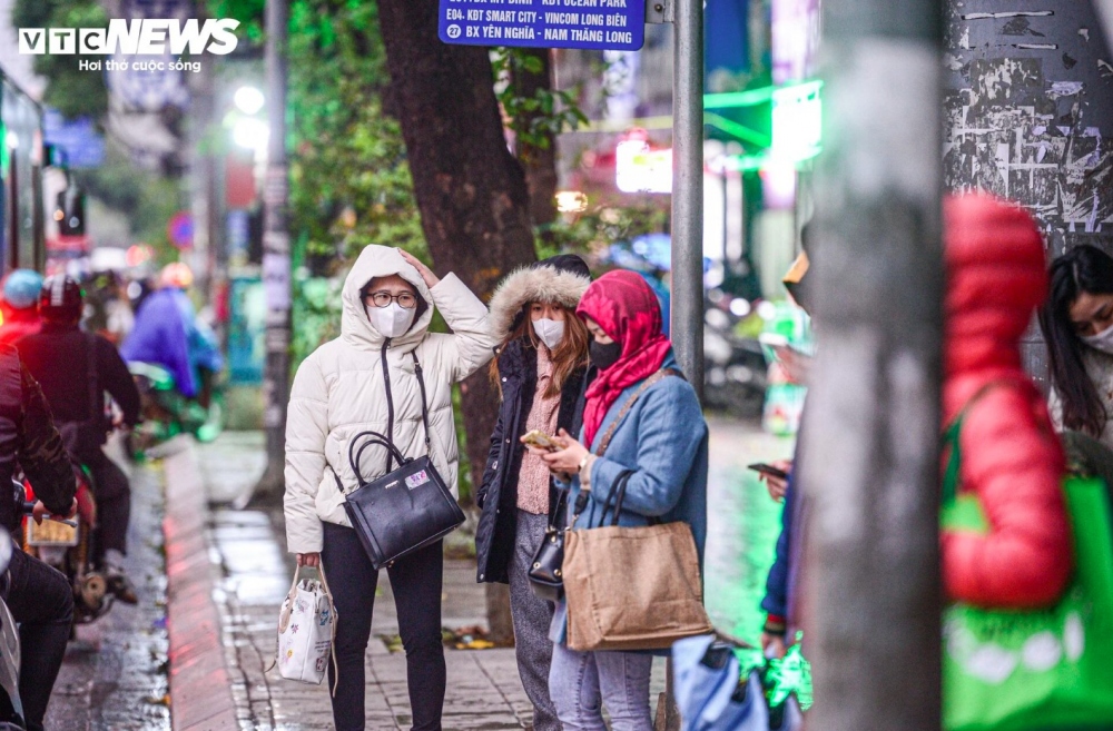 Locals patiently choose to travel by bus as a means of keeping warm amid the cold weather.