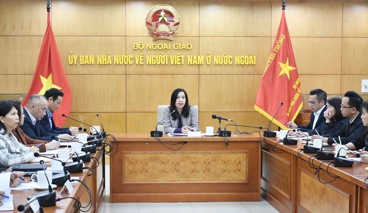 Thứ trưởng Bộ Ngoại giao Lê Thị Thu Hằng – Chủ nhiệm Ủy ban Nhà nước về NVNONN đã chủ trì cuộc gặp. (Ảnh: Baoquocte)