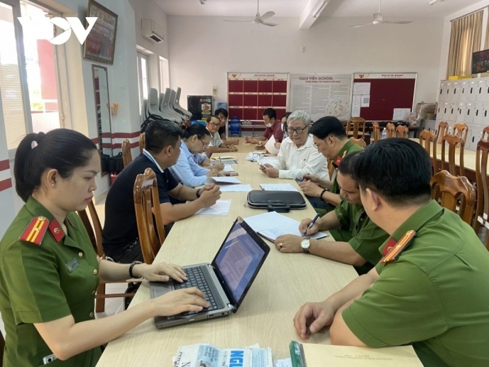 Công an làm việc với lãnh đạo Trường iSchool Nha Trang sau khi xảy ra vụ ngộ độc thực phẩm.
