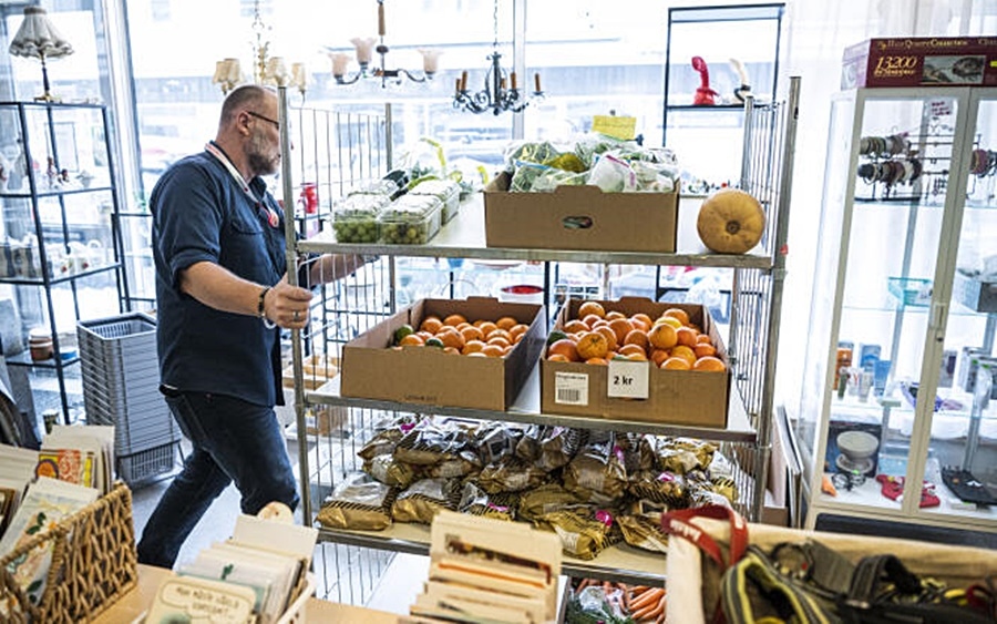 Cửa hàng hỗ trợ giá tại chi nhánh Hội Chữ thập đỏ ở Stockholm ngày hồi tháng 3/2023. Ảnh: Le Monde.