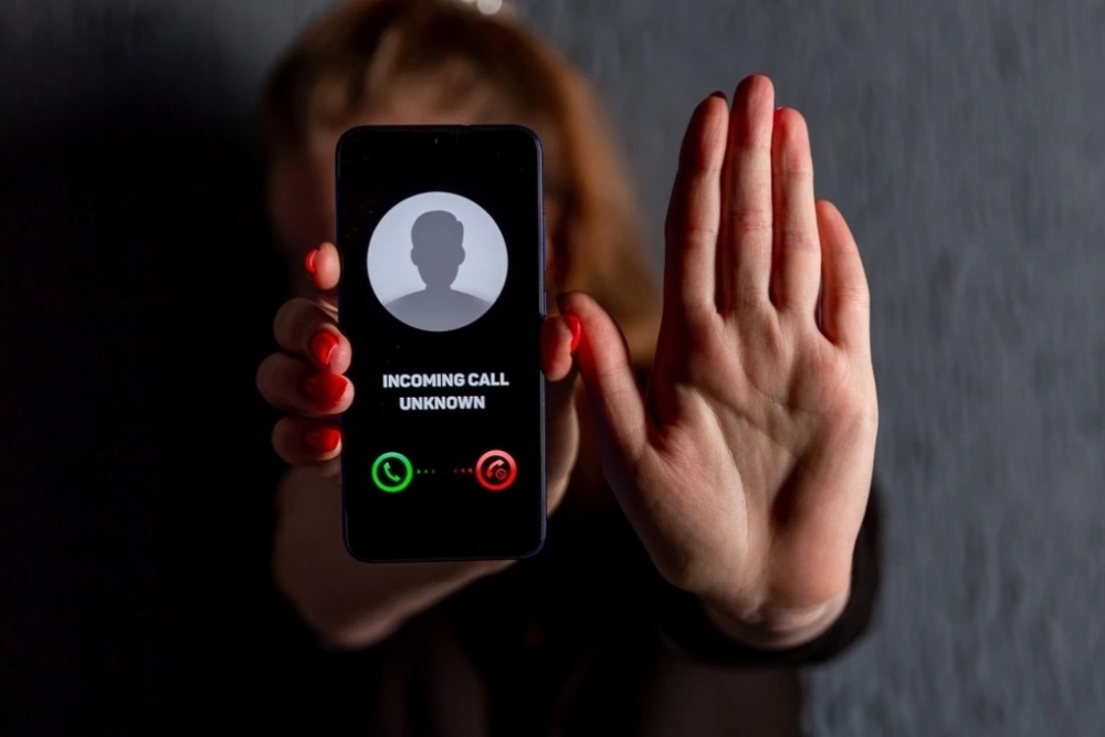 Người dân cần phải đề cao cảnh giác trước những cuộc gọi dịch vụ, tuyệt đối không chia sẻ, cung cấp thông tin cá nhân (Ảnh: CNN).