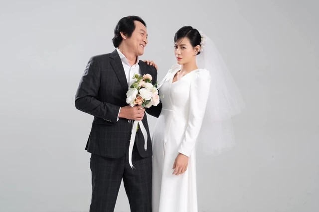 Được đề cử vào top 3 Phim truyền hình ấn tượng và Diễn viên nam ấn tượng cho vai chính của NSƯT Hoàng Hải nhưng phim 'Cuộc đời vẫn đẹp sao' lại 'thua trắng' tại VTV - Awards 2023. Như vậy với hai đề cử đều vào vòng 2, phim Cuộc đời vẫn đẹp sao được kỳ vọng thắng lớn lại "trắng tay" khiến khán giả hụt hẫng và tranh cãi trên các diễn đàn phim Việt. Nhiều bình luận cho rằng NSƯT Hoàng Hải xứng đáng trở thành Diễn viên nam ấn tượng hơn: "Diễn viên nam thì anh Hoàng Hải xứng đáng hơn Nhan Phúc Vinh. Vai diễn của anh ấy trong Cuộc đời vẫn đẹp sao khó nhưng chất diễn chân thật, đời thường, lột tả được tính cách nhân vật"; "Mọi người đều nói Hoàng Hải hay hơn nhưng tại sao số phiếu bình chọn không cao bằng Nhan Phúc Vinh, khó hiểu thật"; "Đa số người bình chọn là giới trẻ mà giới trẻ thì fan của Nhan Phúc Vinh chắc chắn nhiều hơn. Mỗi người một cảm nhận nhưng phần lớn ghi nhận NSƯT Hoàng Hải xứng đáng hơn"... (Nguồn: Thanh niên)
