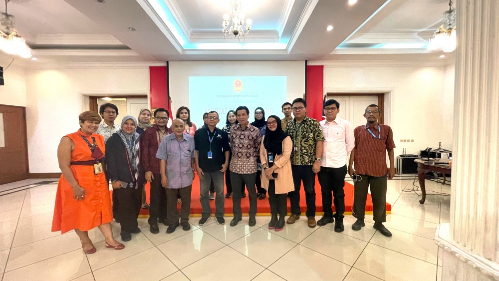 Đại sứ Tạ Văn Thông chụp ảnh lưu niệm cùng với các cơ quan báo chí truyền thông Indonesia
(Ảnh: VOV-Jakarta)